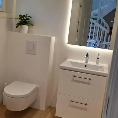 Luxury Scandinavian 3-Bedroom House Near Ons With Parking וילה